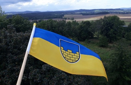 Oberlausitzfahne vor bergigem Hintergrund